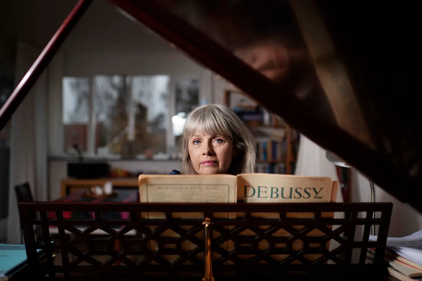 Elsebeth Egholm gik oprindelig på konservatoriet, men skiftede til journalistuddannelsen og arbejdede bl.a. på Berlingske Tidende, inden hun debuterede som forfatter. Flyglet i stuen er dog stadig i brug.