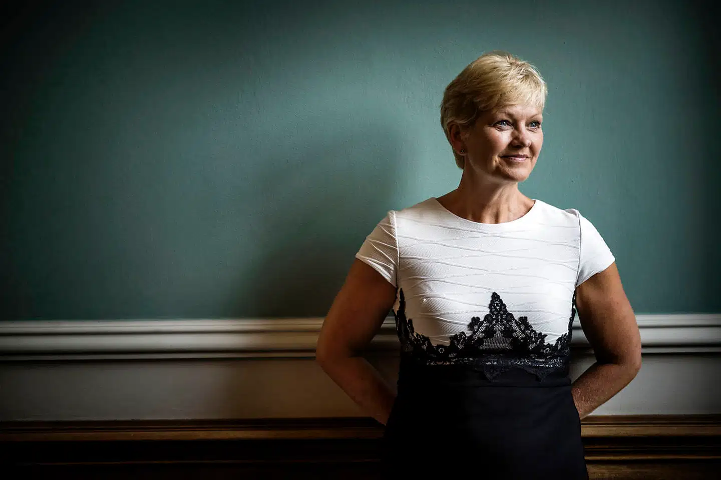 Ligestillingsminister Eva Kjer Hansen (V) og et politisk flertal vil hjælpe mænd, der udsættes for partnervold.