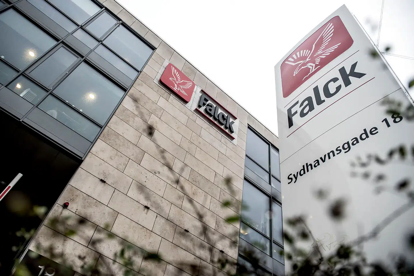 Hvis både arbejdsgivere og arbejdstagere skal have tillid til, at deres interesser varetages seriøst under en overenskomstforhandling, så må kammerateri og pamperi ud af ligningen.