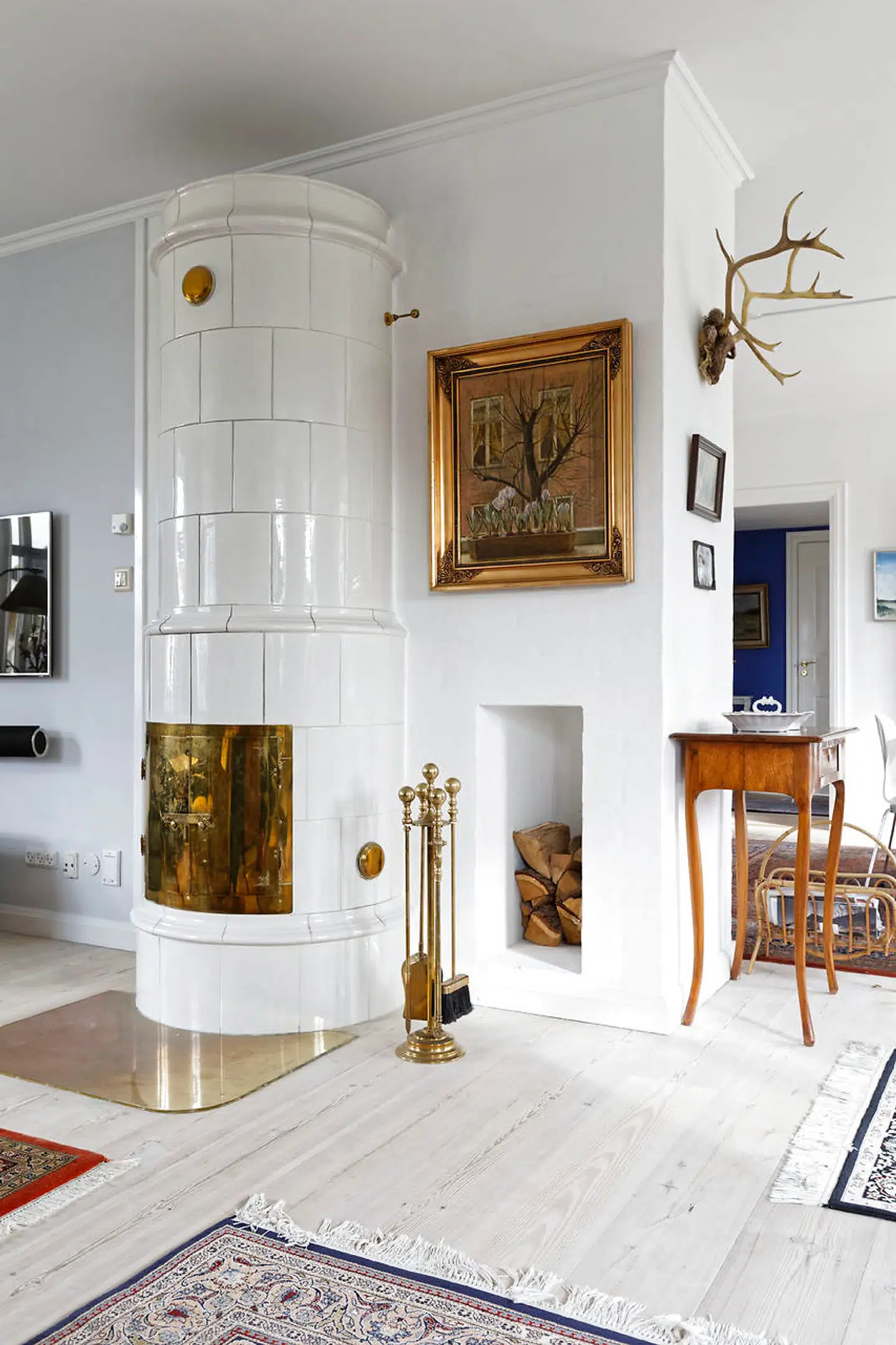 En arkitekt blev hyret for at ændre et par detaljer i det oprindelige typehus i tråd med familiens behov. Det gav en halvmur, som adskiller stue og spisestue og skjuler skorstenen til den svenske porcelænsovn.