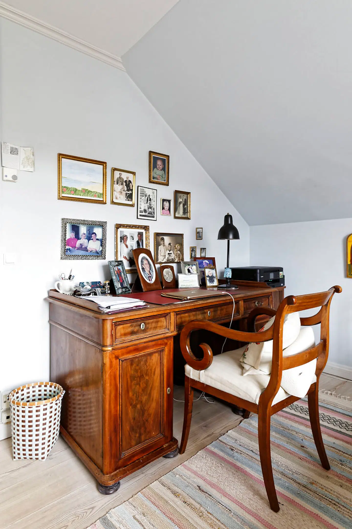 Efter at børnene er flyttet hjemmefra bruges et par værelser som gæsteværelser indrettet med nostalgi og gamle møbler.