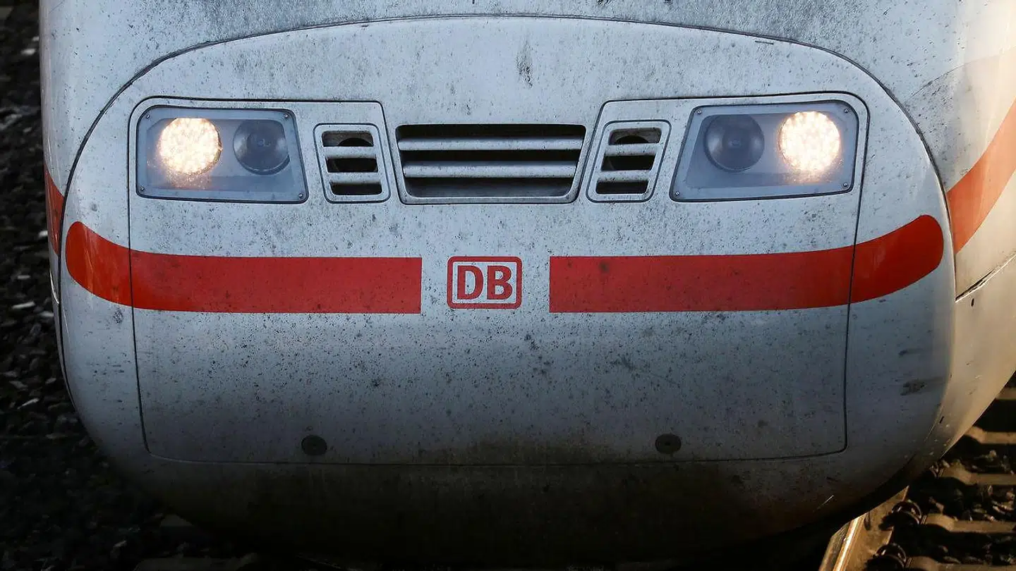 Forenden på et tysk højhastigshedstog fotograferet ved Hanau i november sidste år. Deutsche Bahn har økonomiske problemer, og det vil den tyske regering nu gøre noget ved. REUTERS/Kai Pfaffenbach/File Photo