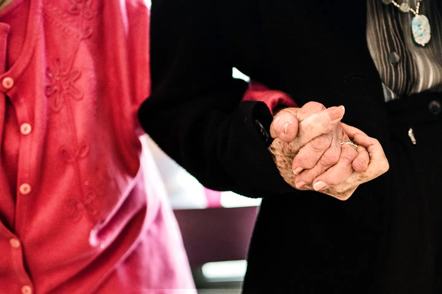 »Der er 10,6 pct. administrative medarbejdere i Region Hovedstaden,« skriver Mia Amalie Holstein og mener, at Region Hovedstaden har manipuleret med tallet for, hvor mange »kolde hænder«, regionen har ansat.