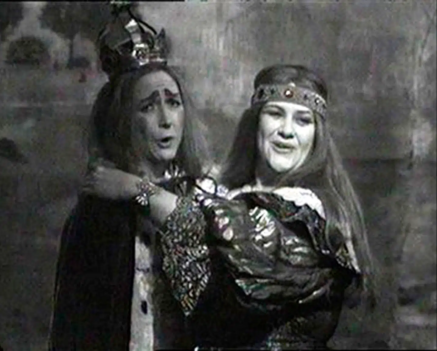 I clinch med veninden og kollegaen Bodil udsen i lattersuccesen "Svend, Knud og Valdemar".