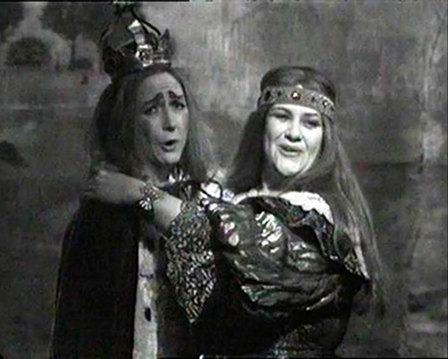 I clinch med veninden og kollegaen Bodil udsen i lattersuccesen "Svend, Knud og Valdemar".