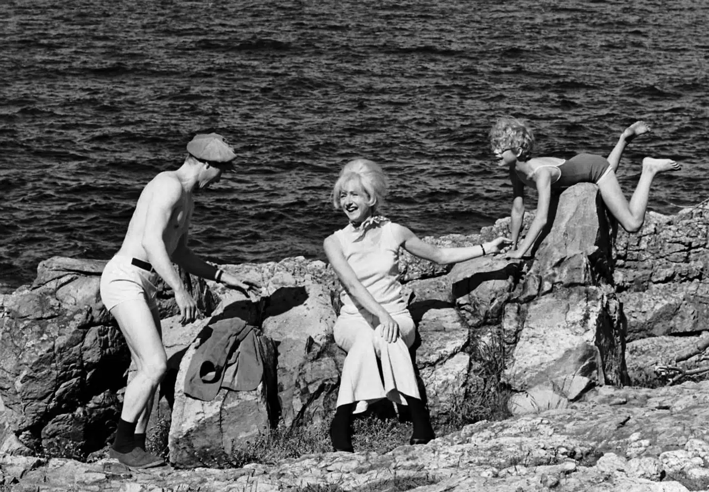 Fælles arvegods for flere generationer: »Sonja fra Saxogade« med Jytte Abildstrøm som den forvirrede mor, Freddy Fræk som vennen Frede og Sonja Sander Jacobsen som Sonja. Her har alletiders TV-familie forladt Vesterbro for at tage på ferie på Bornholm i »Sonja på Bornholm«.