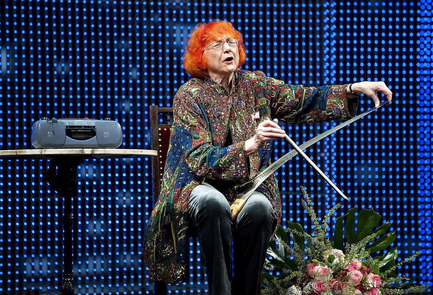 Jytte Abildstrømspiller på sav som tak for Hædersprisen ved Årets Reumert i 2009.