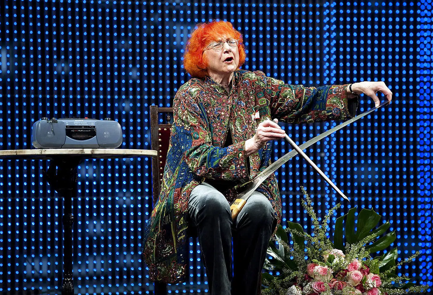 Jytte Abildstrømspiller på sav som tak for Hædersprisen ved Årets Reumert i 2009.