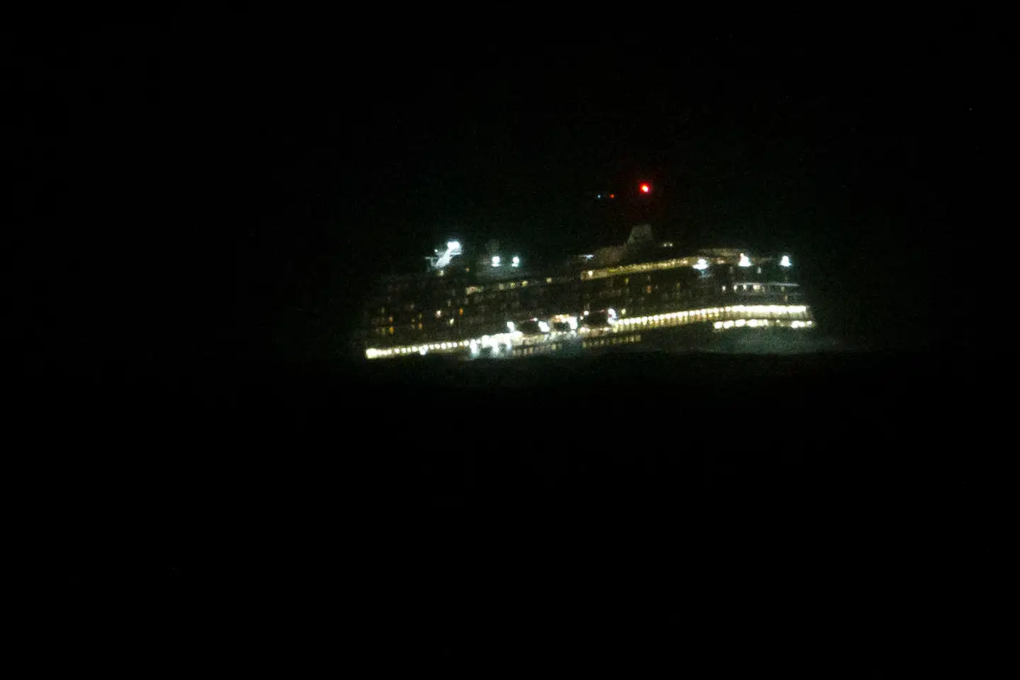 Evakuering i nattemørket. På billedet ses 'Viking Sky'.