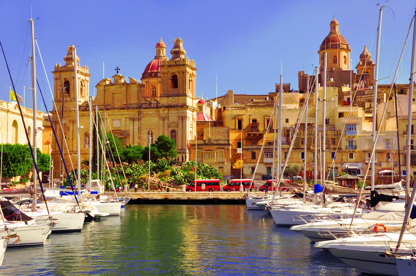 Tiden som britisk kronkoloni har sat sit præg på Malta med dobbeltdækkerbusser, røde telefonbokse, venstrekørsel og fish and chips. Efter krigen var hovedstaden Valletta nedslidt og en by, man flyttede fra, hvis man kunne, men i de senere år er Valletta blevet stadig mere attraktiv for et nyt, kulturinteresseret turistsegment, ligesom havnen i hovedstaden er et yndet udflugtsmål.