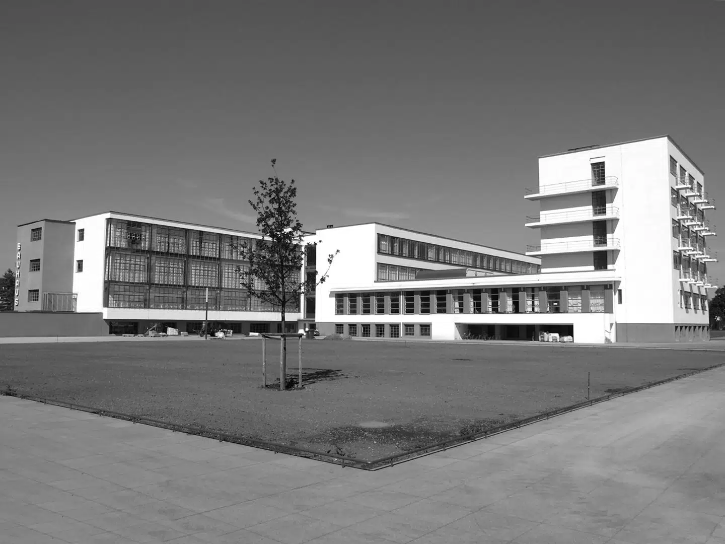 Alle interesserede kan i dag besøge den gamle Bauhaus-bygning i Dessau, hvor Bauhaus havde sin storhedstid. Bygningen er i dag på UNESCOS liste over verdenskulturarv.