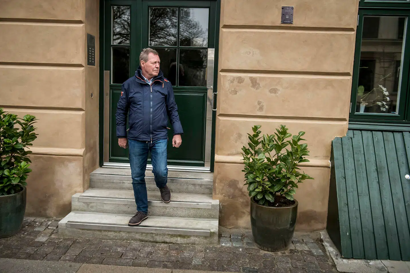 »Nogle gange kunne jeg finde på at sætte mig ind i min bil og bare køre, mens jeg græd højt,« husker Mads Christoffersen. Her fortograferet foran opgangen til den lejlighed, hvor han i dag lever sammen med Eva-Marie Møller.