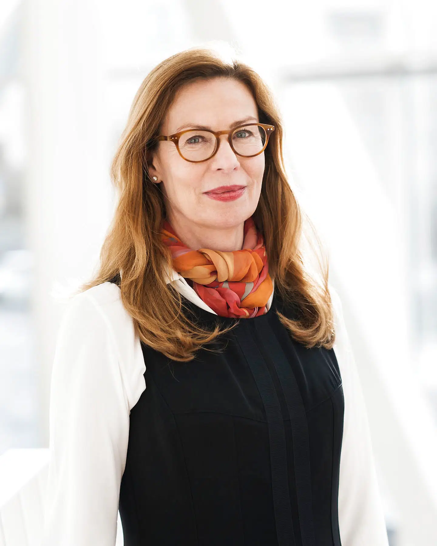 Svenske Swedbank er kommet ud i en hvidvasktornado. Indtil videre rider bankens danske topchef, Birgitte Bonnesen, dog stormen af.