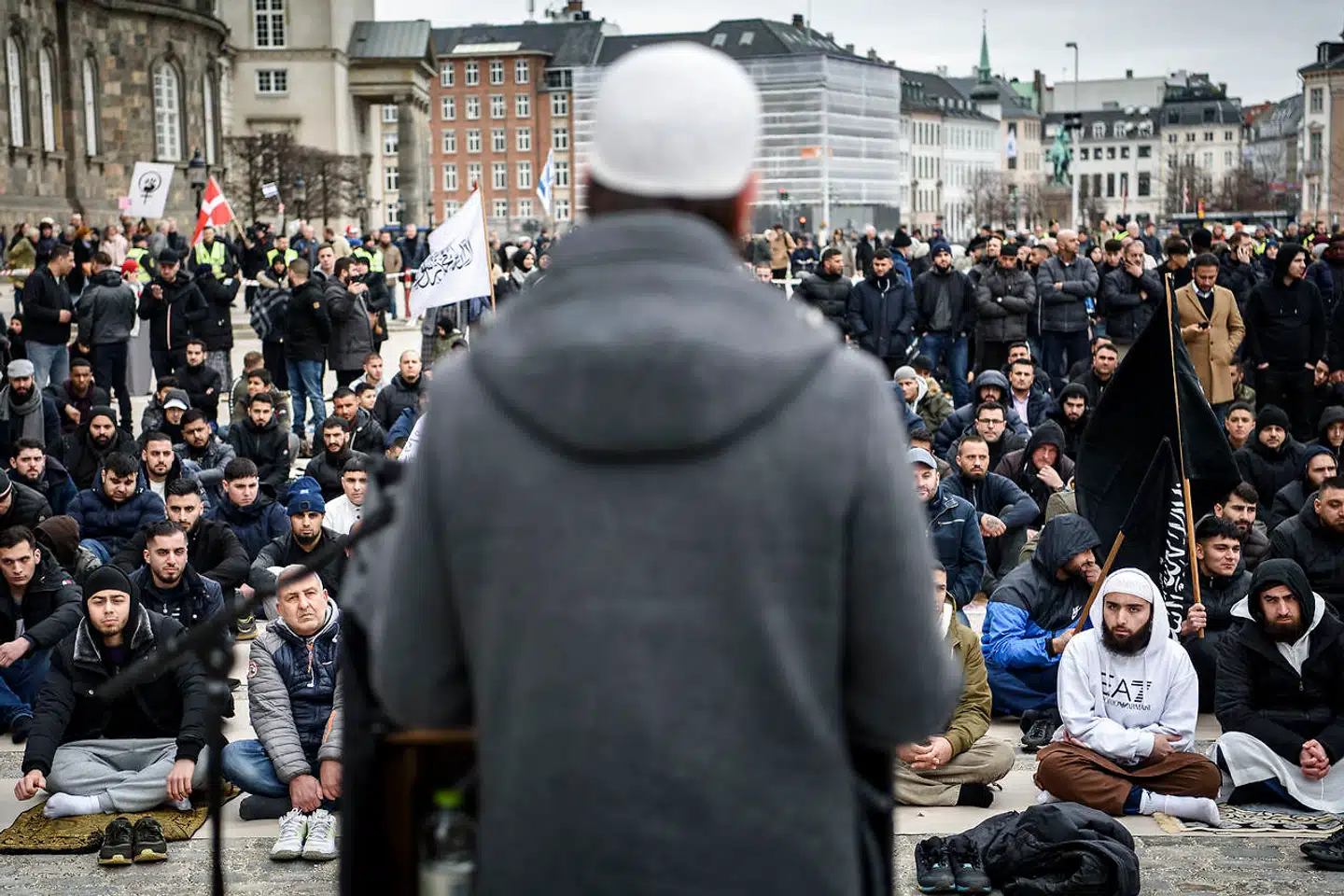 Til Omar Saads fredagsbøn sad mændene forrest og kvinderne bagerst. Det er kutyme i Hibz ut-Tahrir.