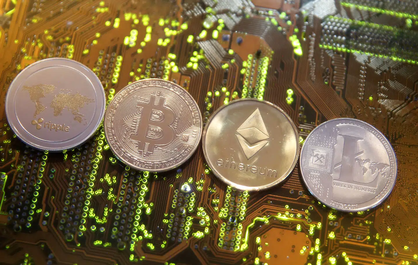 Ripple, Bitcoin, Etherum og Litecoin er alle eksempler på kryptovaluta.