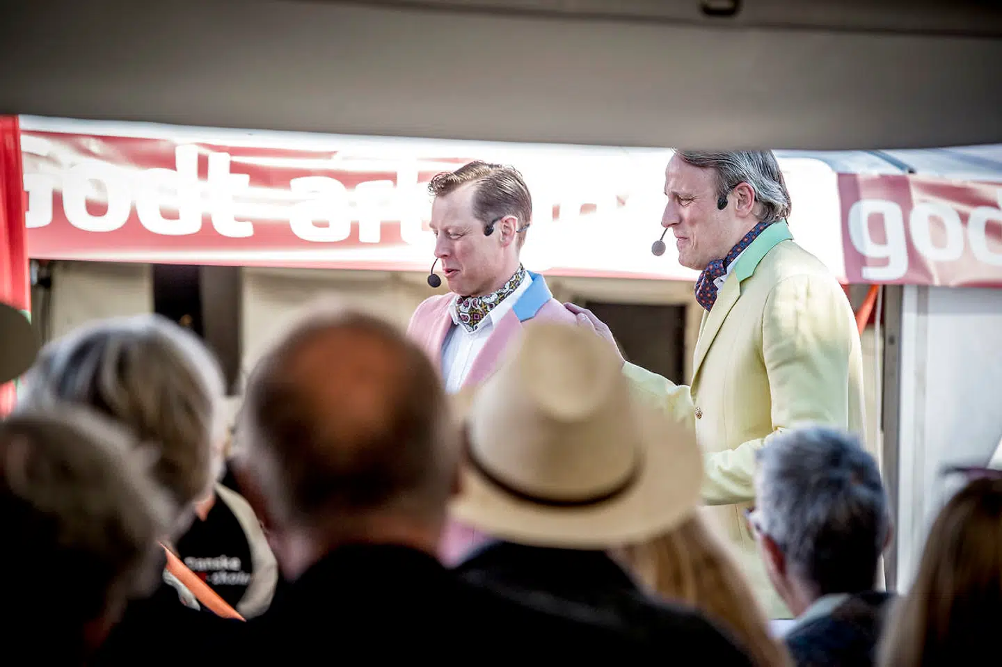 På Skovshoved Kro kan man være heldig at møde nogen, som minder lidt om Fritz og Poul fra »Rytteriet«. Her er det dog den ægte vare på Folkemødet.