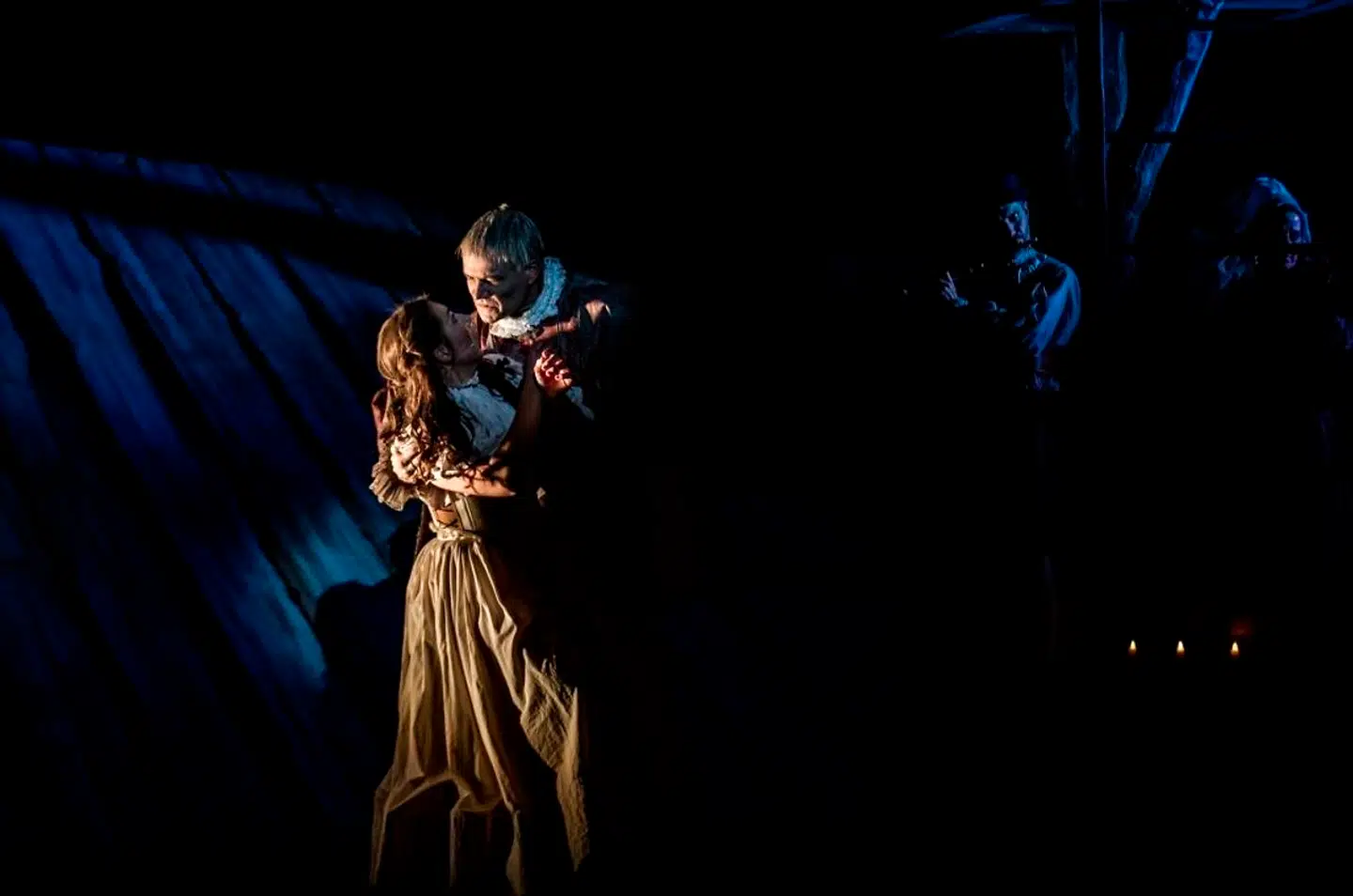 Normalt er ugens weekend-guide ikke så vild med musicals, fordi man kan blive lidt forskrækket, når folk pludselig synger. Men hun vil gerne ind og se musicalversionen af Ken Folletts »Den Evige Ild«. Her Silke Biranell i clinch med Karsten Jansfort.