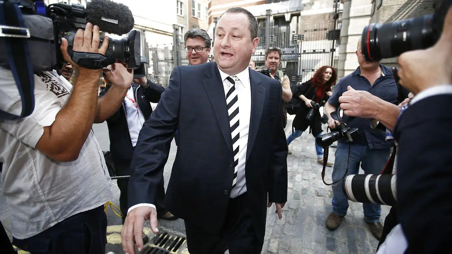 Mike Ashley ejer sportskæden Sports Direct og fodboldklubben Newcastle. I august blev han også ejer af den økonomiske trængte stormagasinskæde House of Fraser.