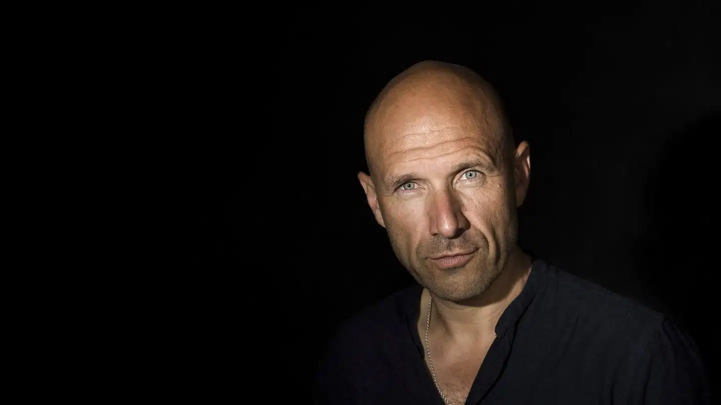 »Jeg tror, at dem-og-os-logikken har indlejret sig så dybt i os, at hvis det går ud over muslimer, så har vi nogle gange kun et skuldertræk til overs,« siger Adam Holm.