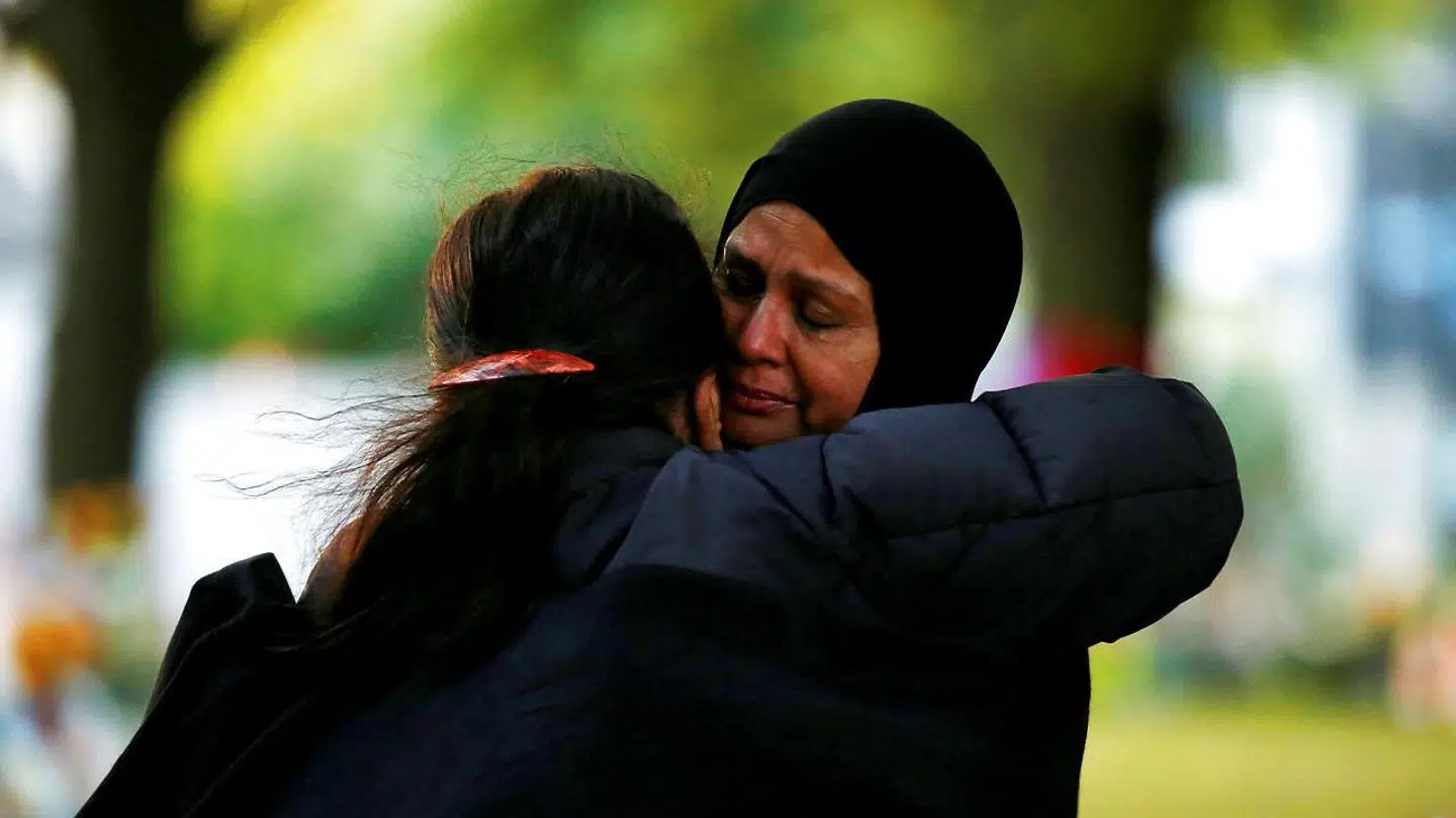 To kvinder fotograferet torsdag uden for Al Noor-moskeen i Christchurch.