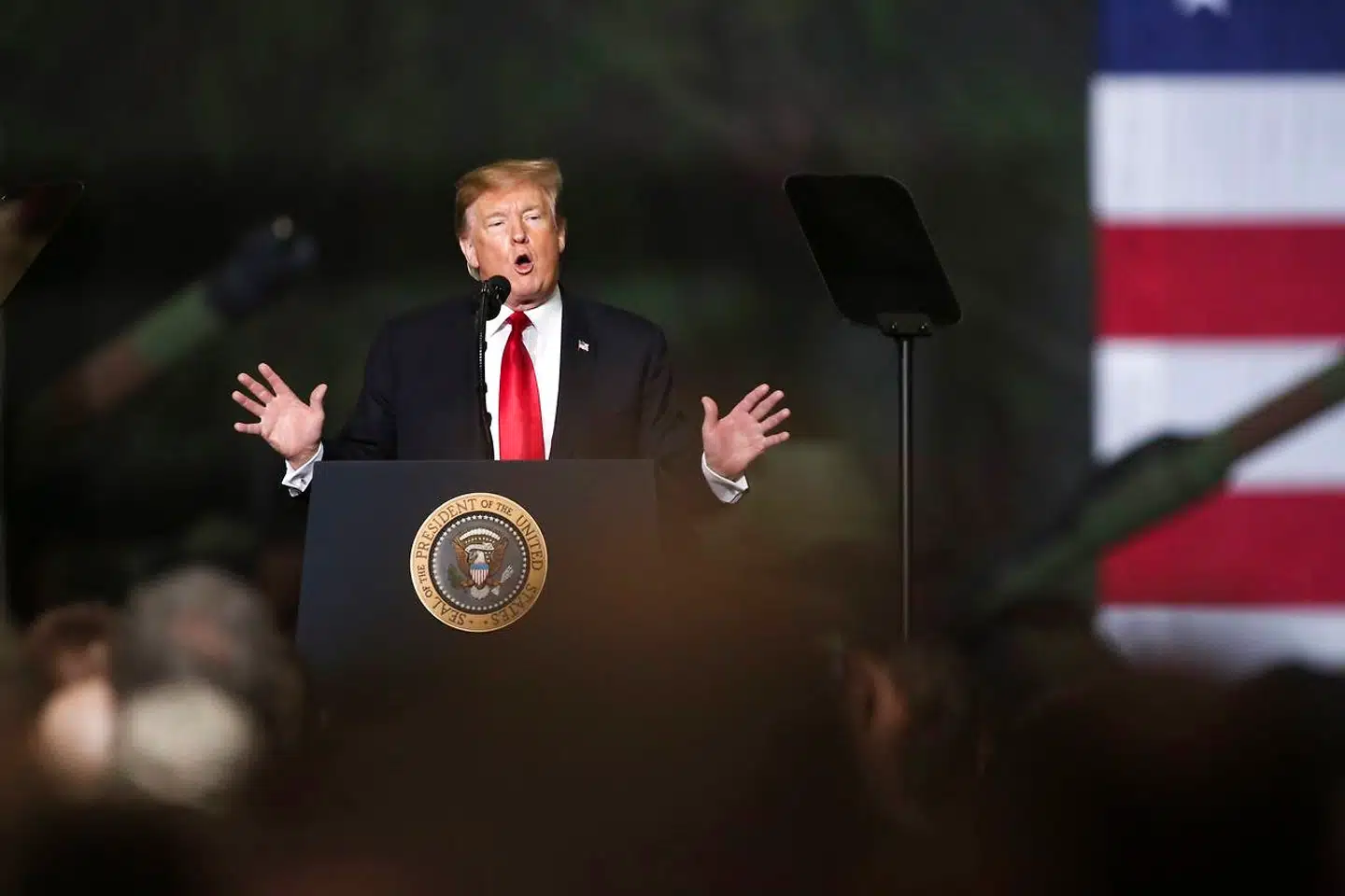 På et vælgermøde i Ohio begyndte Donald Trump pludselig at tale om John McCain, den republikanske senator, der døde af kræft og blev begravet i september: »Jeg bliver nødt til at være ærlig. Jeg har aldrig kunnet lide ham. Det kommer jeg nok aldrig til at kunne,« sagde han. Det har nu fået John McCains datter til at svare igen: »Du er et barn,« siger hun blandt andet.