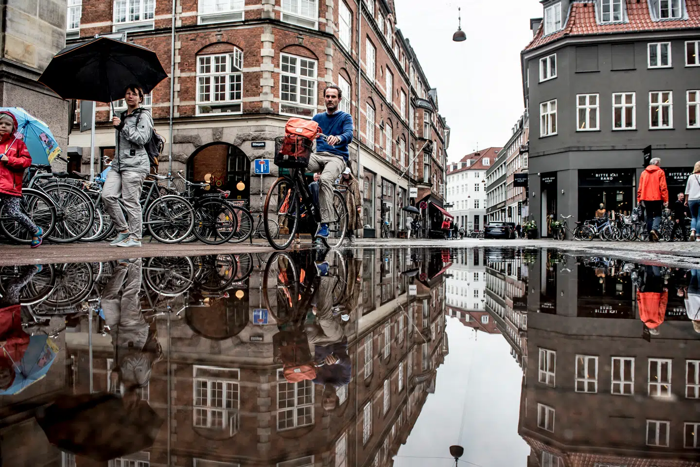 Pilestræde er er langt fra den hyggeligste gade i København. Alligevel tiltrækker den mange fodgængere. Billedet er fra den regnfulde sommer i 2017. Foto: Mads Claus Rasmussen, Scanpix