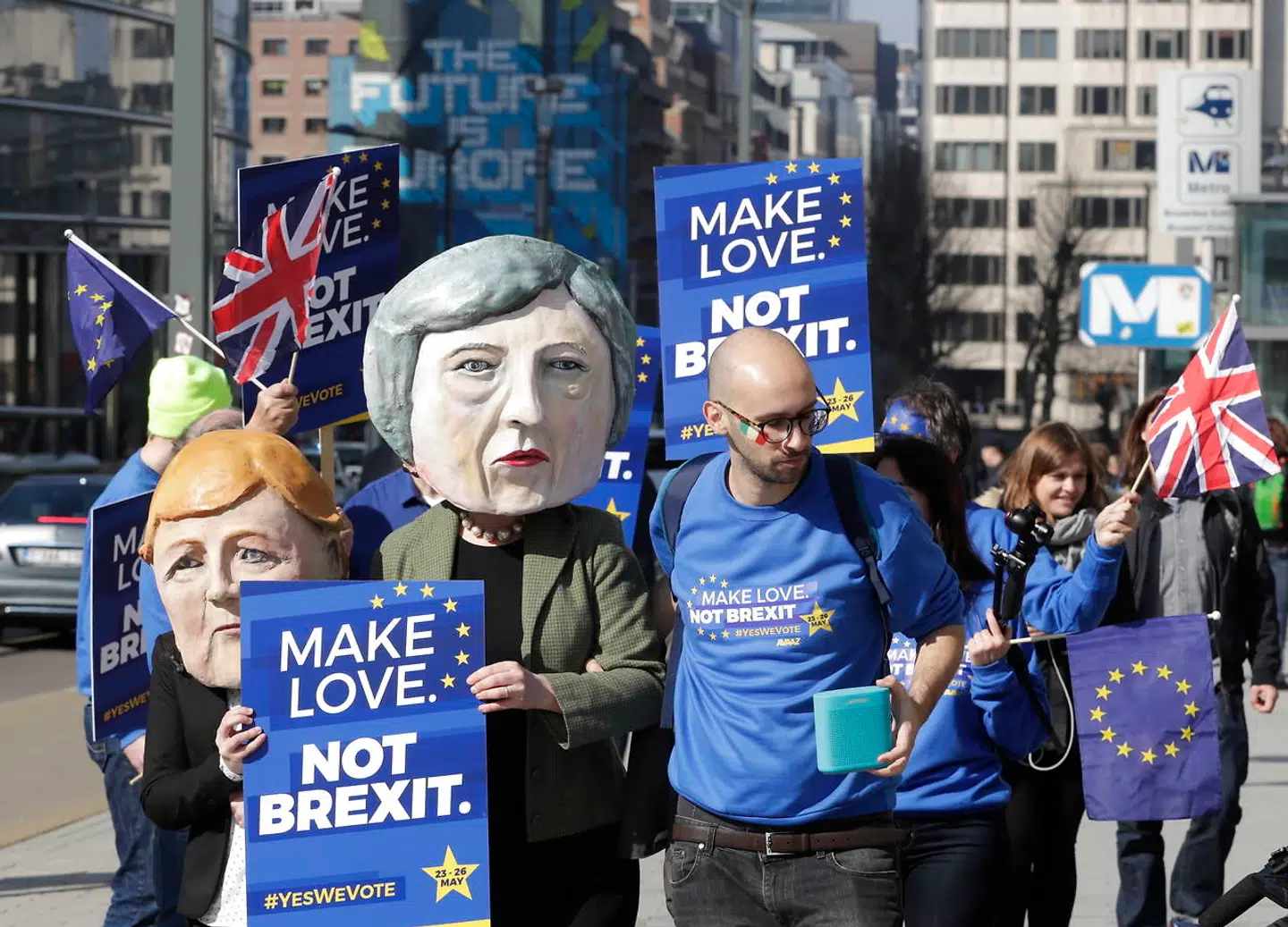 »Make love not Brexit.« Demonstranter var torsdag mødt op i Bruxelles for at fange de europæiske lederes opmærksomheder. EPA/OLIVIER HOSLET