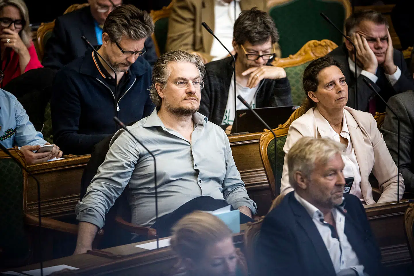 Henrik Dahl (LA) er opvokset i Sønderjylland. Og melder sig aldrig syg, siger han. Her følger han med i Folketingets afslutningsdebat. Arkivfoto: Thomas Lekfeldt