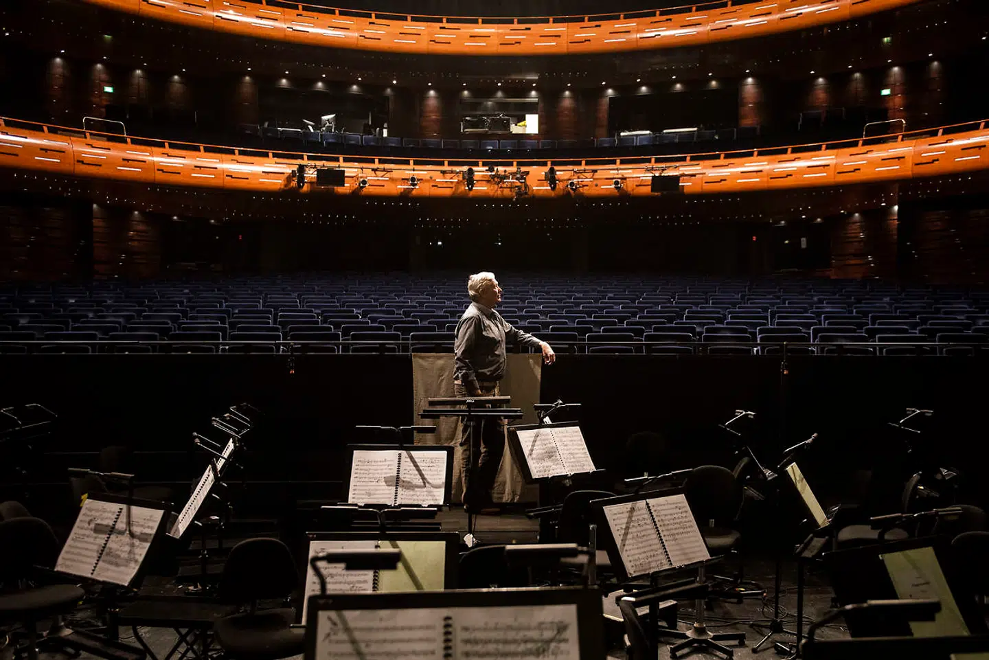 »Selvfølgelig er det dødhyggeligt at være tilbage i huset og se en masse mennesker igen, som jeg kender. Det Kongelige Kapel har været en meget vigtig del af mit liv, som man ikke bare lige glemmer. Men nostalgisk er det ikke,« siger Michael Schønwandt. Til marts er han tilbage på dirigentpodiet i Operaen og samarbejdet med Kasper Holten, denne gang om operaen »Drot og Marsk«.