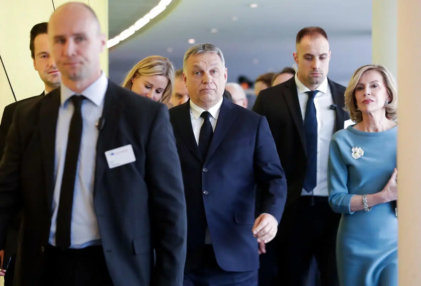 Der var lagt op til en dramatisk eftermiddag i Bruxelles, da Europas konservative skulle tage stilling til, om Viktor Orbans Fidesz-parti stadig skal være en del af den europæiske familie. Beslutningen kan få konsekvenser for, hvem der skal være formand for Europa-Kommissionen efter valget til Europa-Parlamentet i maj.