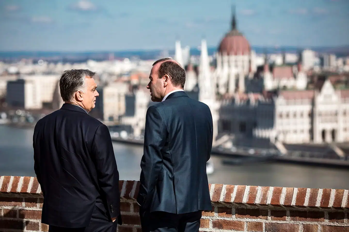 12. marts var den konservative spidskandidat, tyskeren Manfred Weber (t.h.) i Budapest, hvor han blandt andet holdt møde med Ungarns premierminister og formand for Fidesz-partiet, Viktor Orbán. Orbáns situation er prekær for Weber, da et farvel til Fidesz' stemmer i Europa-Parlamentet kan koste ham Kommissionsformandsposten efter Europa-Parlamentsvalget.