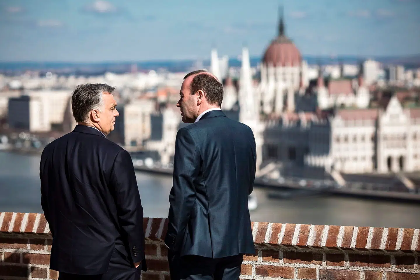 12. marts var den konservative spidskandidat, tyskeren Manfred Weber (t.h.) i Budapest, hvor han blandt andet holdt møde med Ungarns premierminister og formand for Fidesz-partiet, Viktor Orbán. Orbáns situation er prekær for Weber, da et farvel til Fidesz' stemmer i Europa-Parlamentet kan koste ham Kommissionsformandsposten efter Europa-Parlamentsvalget.