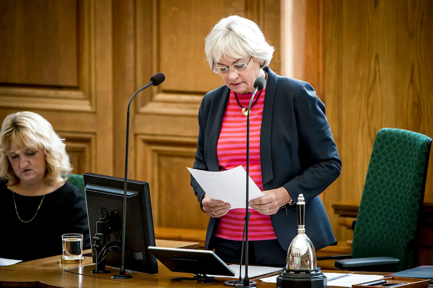 Johanne Schmidt-Nielsen (EL) mener ikke, at Pia Kjærsgaard (DF) er dygtig nok til at varetage sit job som Folketingets Formand.