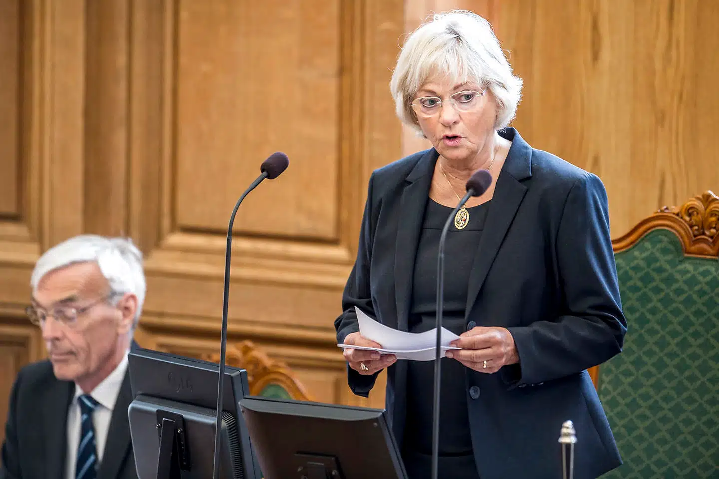 Folketingets formand, Pia Kjærsgaard (DF), har fået meget kritik for at bede Mette Abildgaard (K) om at forlade folketingssalen med sin baby under en afstemning tirsdag. Men hun fastholder, at det var det rigtige at gøre: »Vi skal have en værdig forhandling, og det kan man altså ikke have, hvis man har en baby på skødet.«