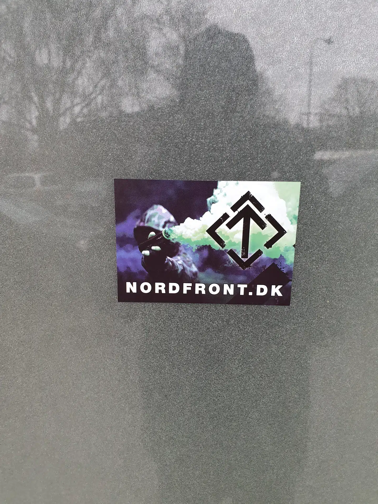 Klistermærker fra Den Nordiske Modstandsbevægelse, som dukkede op kort efter terror i New Zealand, har skabt frygt hos medlemmerne i Dansk Somalisk Kulturforening i Fredericia.