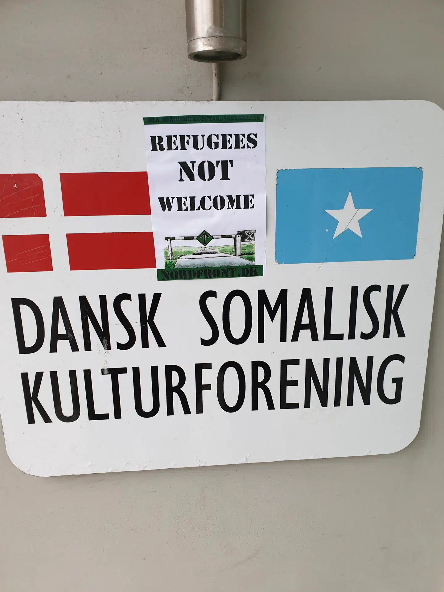 Medlemmerne i Dansk Somalisk Kulturforening i Fredericia er bange for, hvad personerne bag plakaterne og klistermærkerne ellers kan finde på.