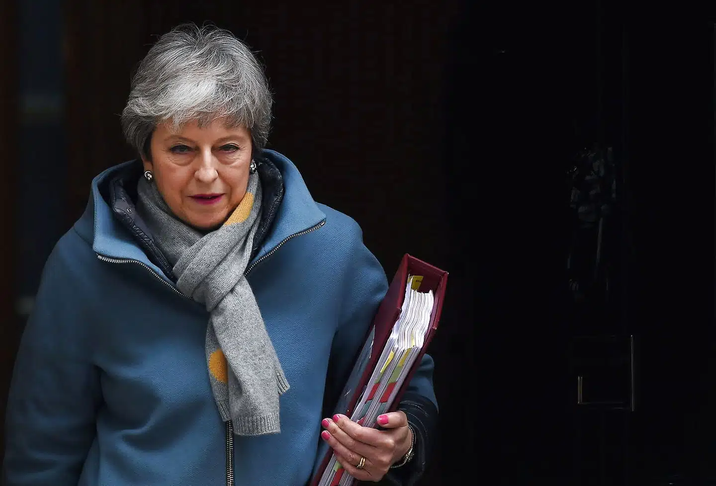 Theresa May er her foreviget på vej fra embedsboligen i Downing Street til Parlamentet, hvor hun offentliggjorde indholdet af sit brev til EUs rådsformand, Donald Tusk.
