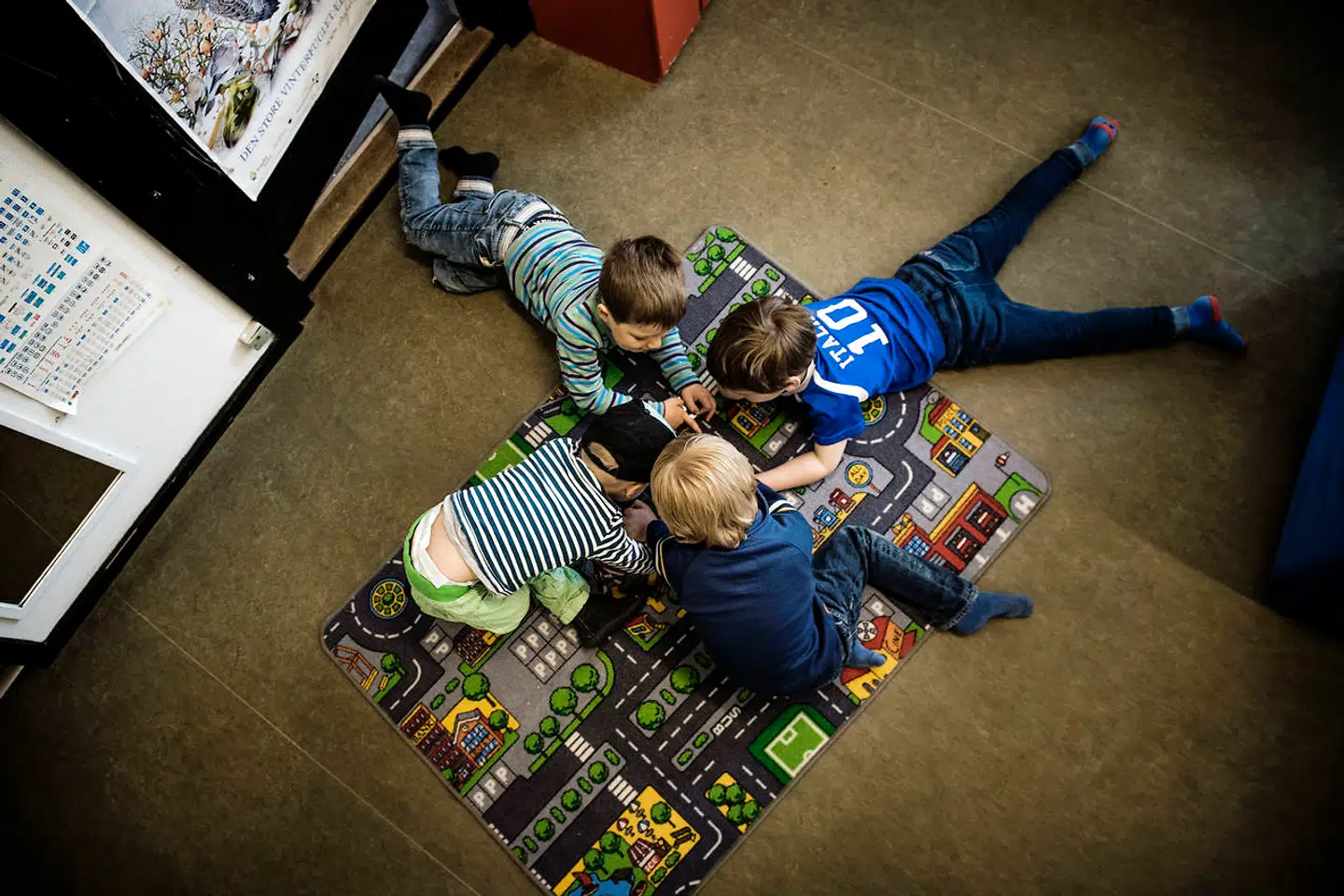 Mens pædagogerne kæmper for flere hænder til at passe børne- og vuggestuebørnene, synes forældrene at være ganske tilfredse med det, de får i deres børns institution. Arkivfoto: Thomas Lekfeldt/Ritzau Scanpix