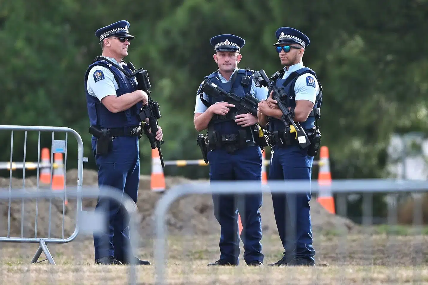 Fem dage efter terrorangrebet, hvor 50 muslimer blev dræbt, står bevæbnet politi kreds om de pårørende, mens begraver dem, de har mistet i Christchurch.