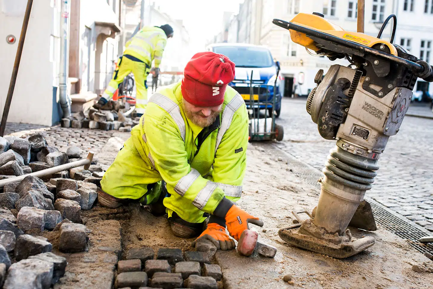 Opsvinget og reformer får hevet stadig flere danskere fra offentlig forsørgelse og i arbejde. Antallet af danskere på offentlig forsøgelse er det laveste siden 1987.