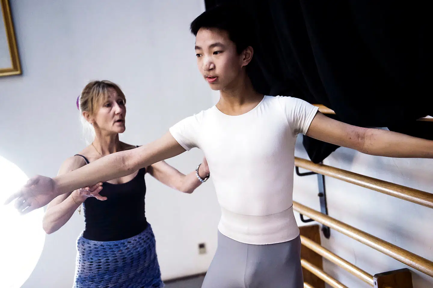 Elliott Ahm går i 6. klasse og drømmer om en karriere som professionel danser. Her retter Dennie Frank en detalje i hans opstilling.