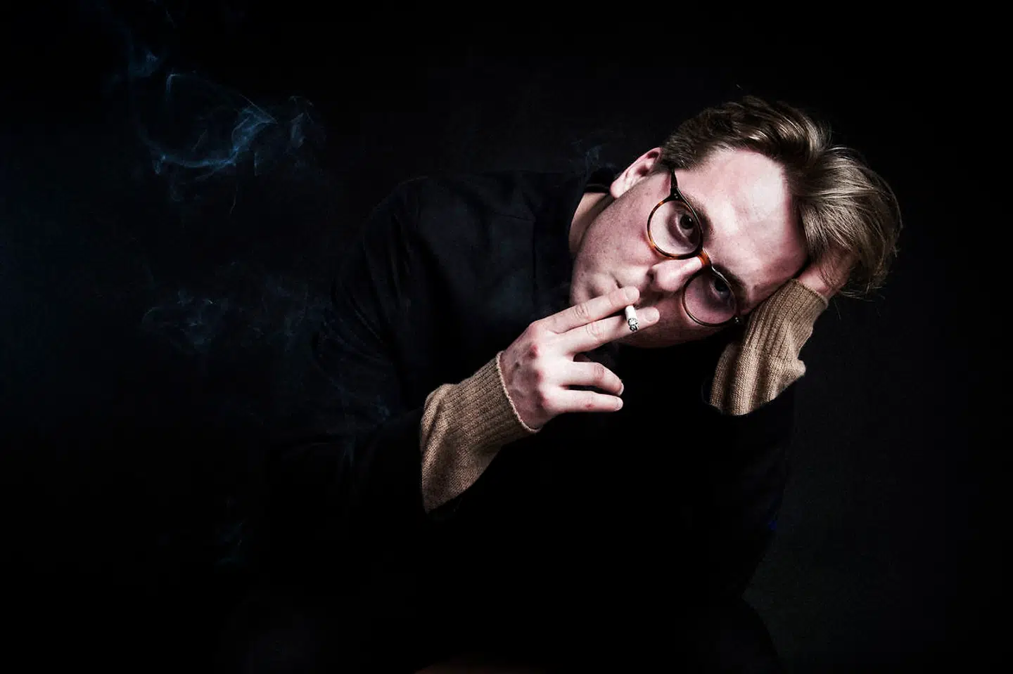 Hvis Thomas Korsgaard ikke skulle være forfatter, tror han, han ville være telefonsælger: »Jeg har haft det job i mange, mange år, og det er en fornøjelse for sådan en som mig, der godt kan lide replikker. Jeg har et katalog af stemmer oppe i hovedet fra alle de mennesker, jeg ringede op, som jeg trækker enormt meget på, når jeg skriver.«