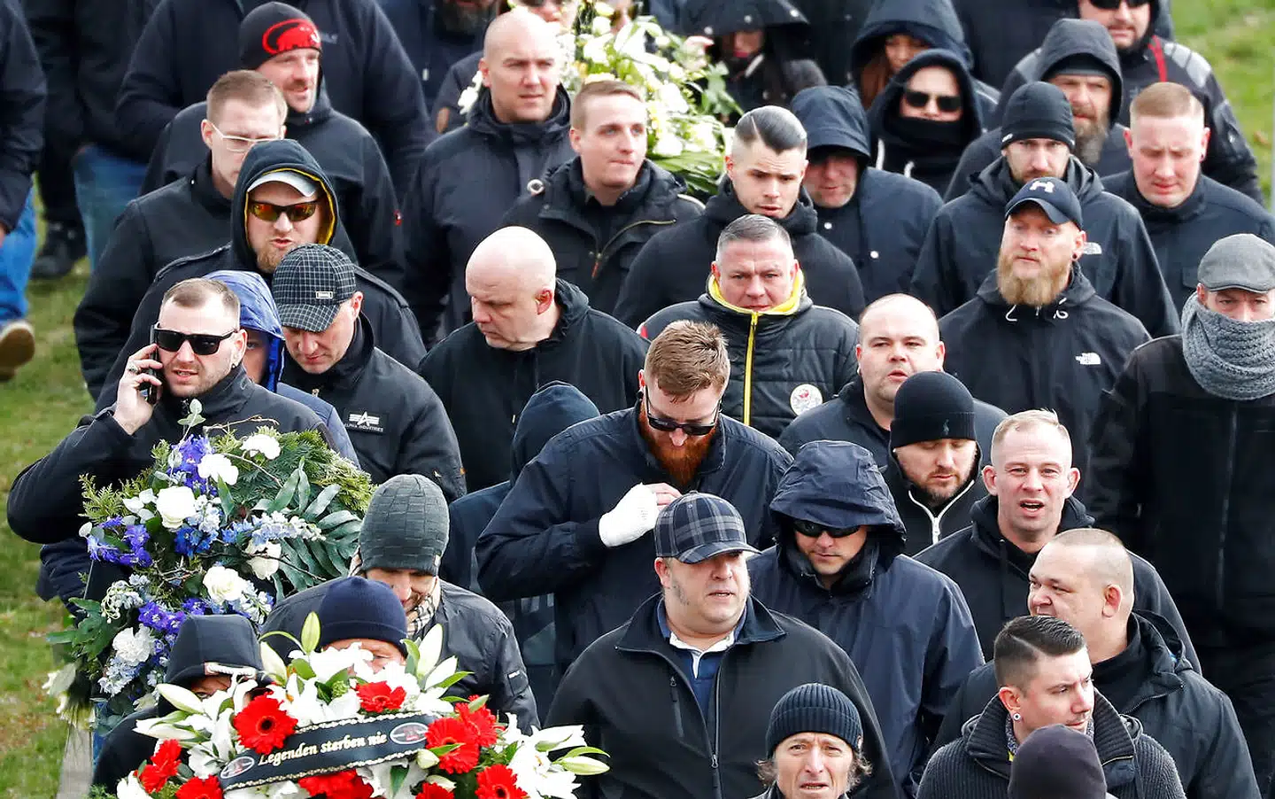 Hooligans-Nazister-Racister – »HooNaRa« Det er navnet på en nynazistisk organisation i Chemnitz. Forleden døde grundlæggeren, Thomas Haller, af kræft, og mandag deltog over 900 i en sørgemarch. »HooNaRa« spillede efter sigende også en rolle, da demonstrationerne efter drabet på en tysk-cubaner udviklede sig voldeligt i august-september 2018. Mandag startede retssagen mod en syrisk asylansøger, der er en af de sigtede for mordet.