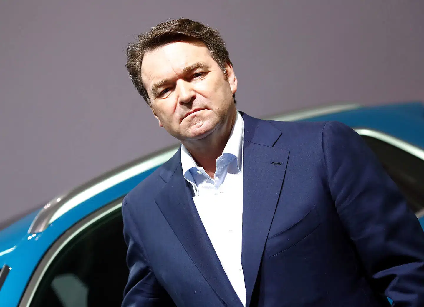 Bram Schot, der er topchef for Audi, skal lægge dieselskandalen bag det tyske selskab, men har store udfordringer. På selskabets årlige pressekonference i Ingolstadt i Tyskland 14. marts spåede han fortsat modvind i 2019, der ikke desto mindre skal være et opbruddets år med især en kæmpesatsning på elbiler. Bag ham anes Audis første elbil, e-tron.