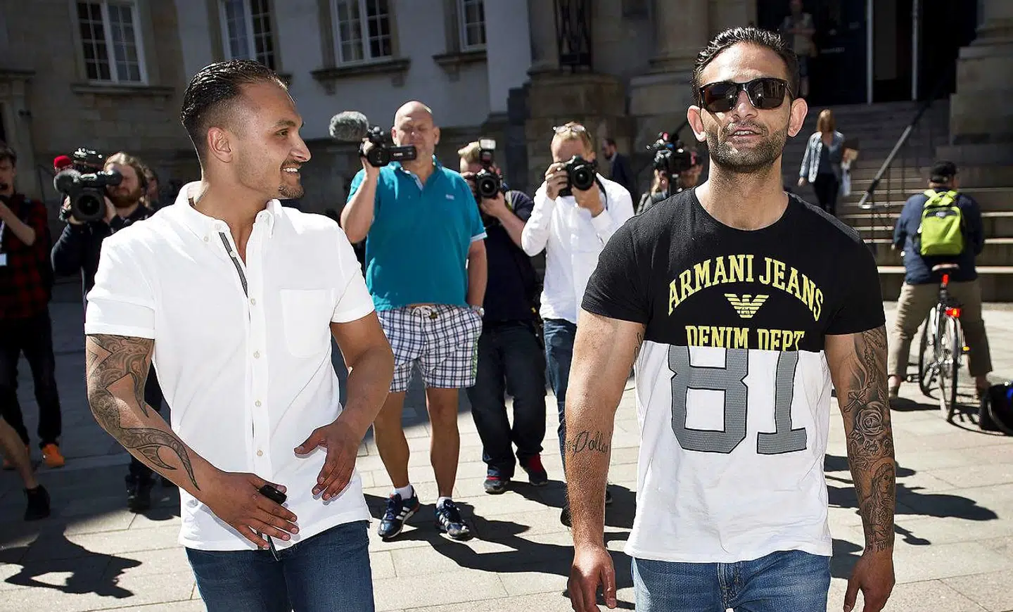 Her er Jimmi Levakovic (med solbriller) ved Højesteret i 2016 i forbindelse med udvisningssagen mod onklen Gimi Levakovic. Onklen klarede frisag, men tirsdag skal Højesteret afgøre, om Jimmi Levakovic skal følge de fire familiemedlemmer, der allerede er blevet smidt ud af landet.