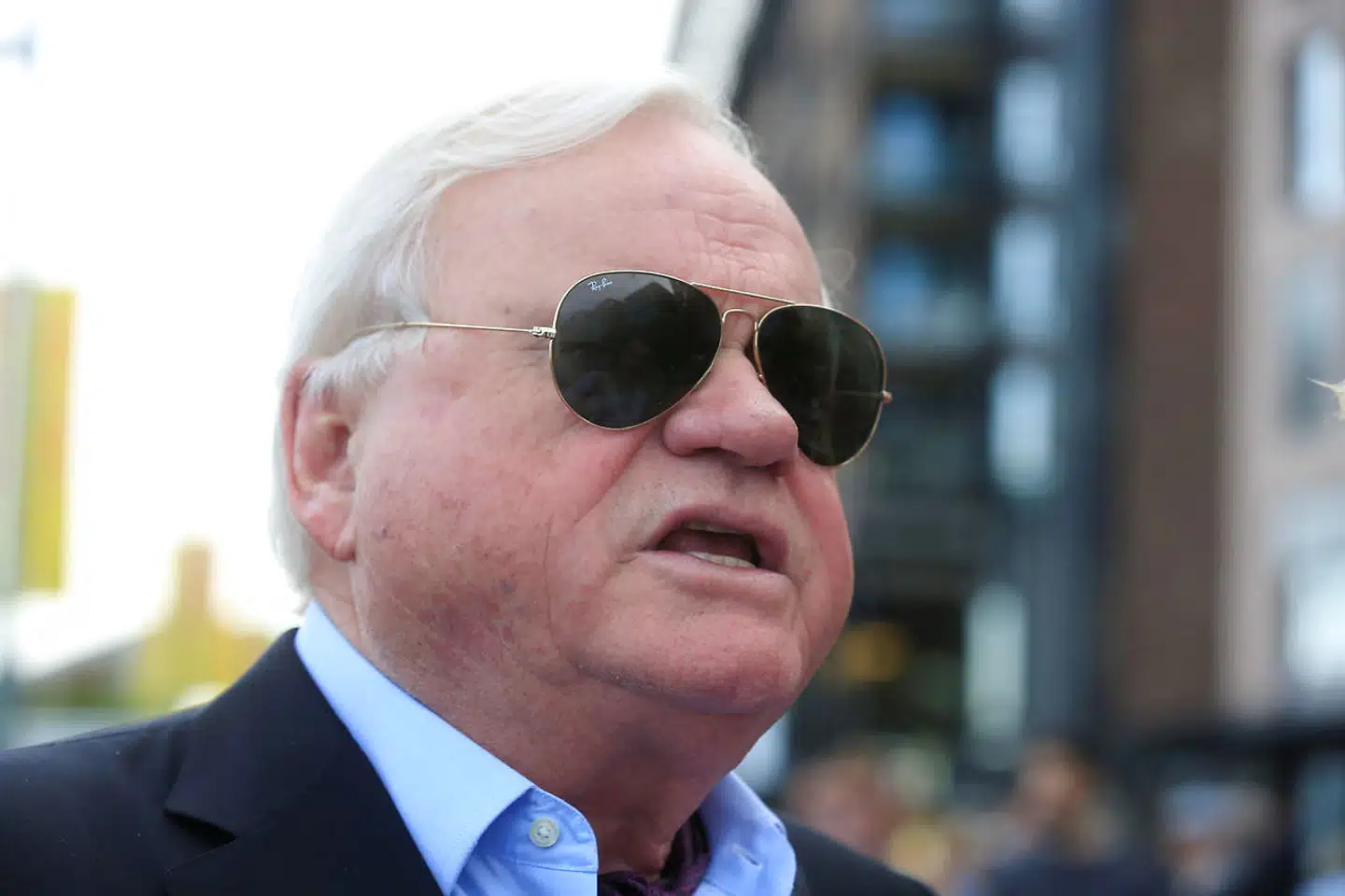 Norske John Fredriksen styrer sine investeringer gennem en række holdingselskaber, bl.a. Hemen Holding, der er registreret på Cypern. Han er kendt som en investor med en udsøgt sans for timing samt vilje til at tage, hvad mange måske vil karakterisere som ekstreme risici.