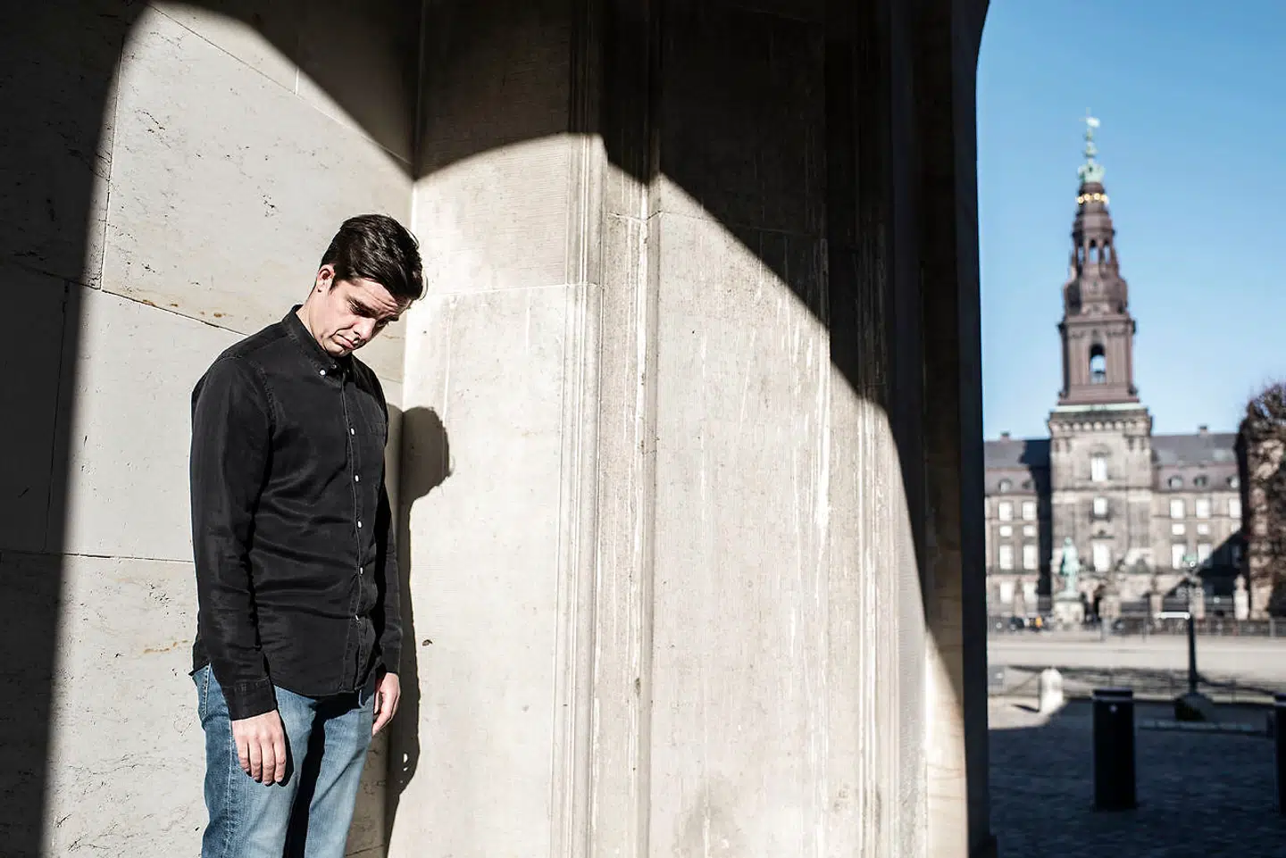 Politikerne har et problem med at gøre de komplekse ting tilgængelige for folket, mener komiker Michael Schøt.