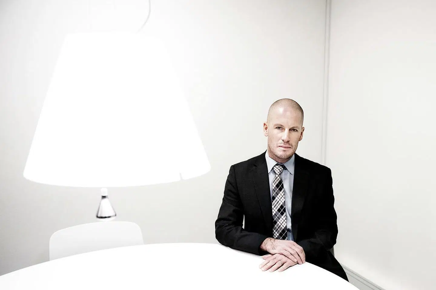 »Dernæst kritiserer jeg justitsministeren for at udtale, at vi vil blive smidt ud af EU, hvis vi gør det. Desværre bruger Jonas Christoffersen ikke sin faglighed til at kommentere dette opsigtsvækkende budskab. I stedet går han ud i et generelt forsvar for menneskerettighederne. Men her slår han åbne døre ind,« skriver Mads Bryde Andersen om direktør for Institut for Menneskerettigheder, Jonas Christoffersen, som ses på fotoet.