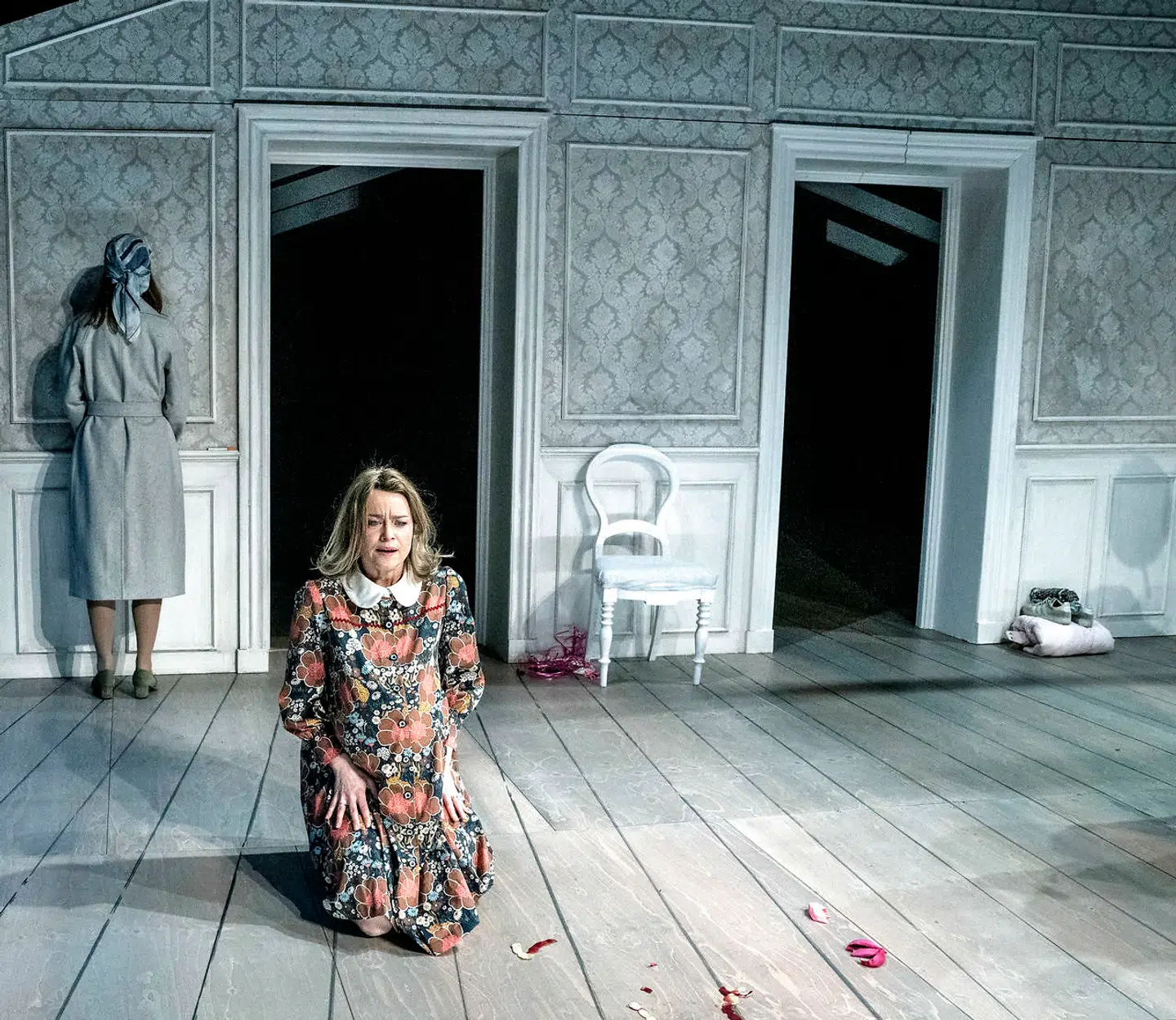 Helle Fagralid spiller flot ud som den ulykkelige husmor med den tabte livsnerve.