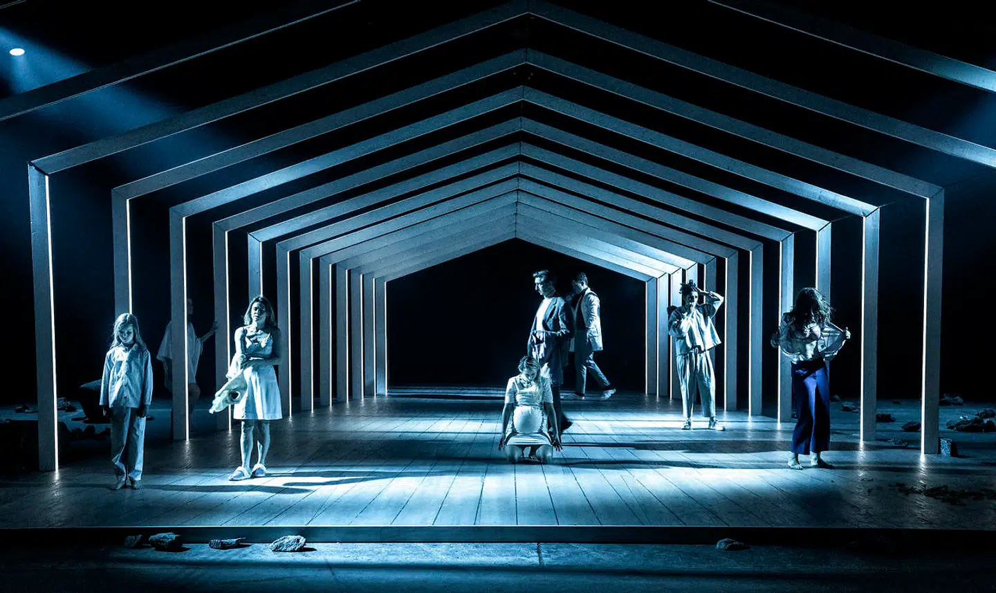 Før og nu væves sammen i et skæbnefællesskæb på tværs af tiden i »Selvmordets anatomi«.